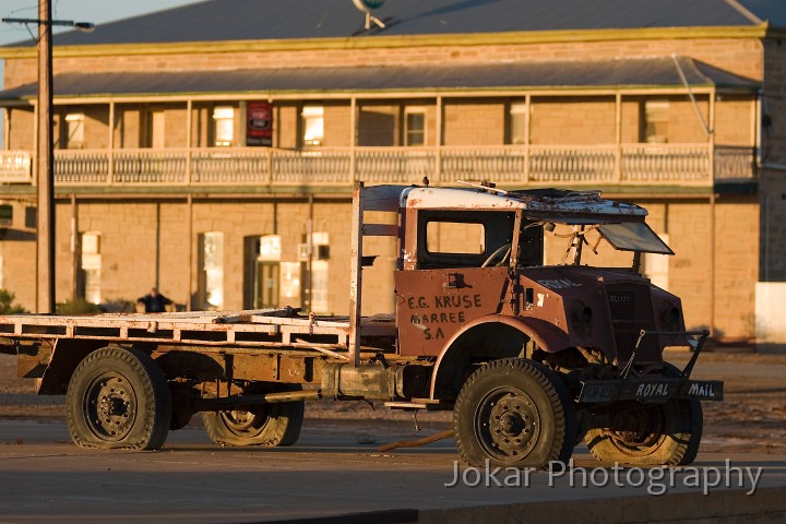 Lake Eyre (Day 2)_20070407_030.jpg - Tom Kruse's mail truck and Maree Hotel
